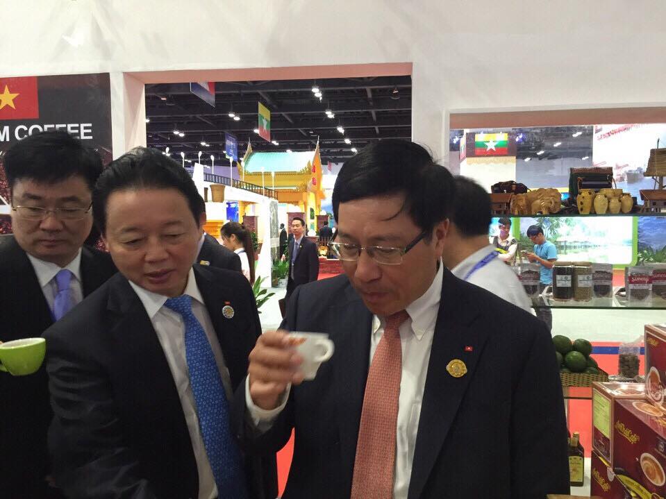 Phó thủ tướng Phạm Bình Minh thăm gian hàng cà phê An Thái, ông đánh giá cao về công tác chuẩn bị và chất lượng sản phẩm.
